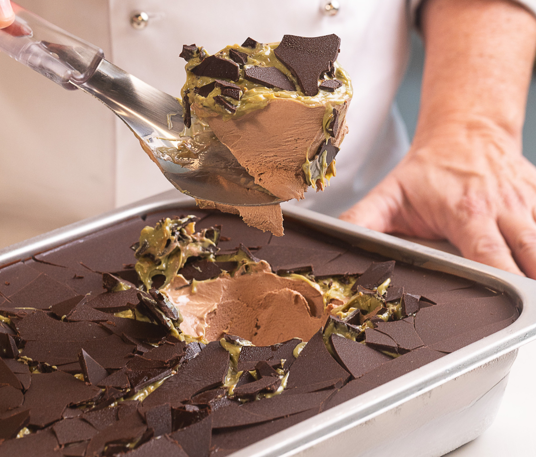 foto de uma cuba de gelato de chocolate coberta por variegato Pistacchio di Dubai e Stracciatella Meio Amarga