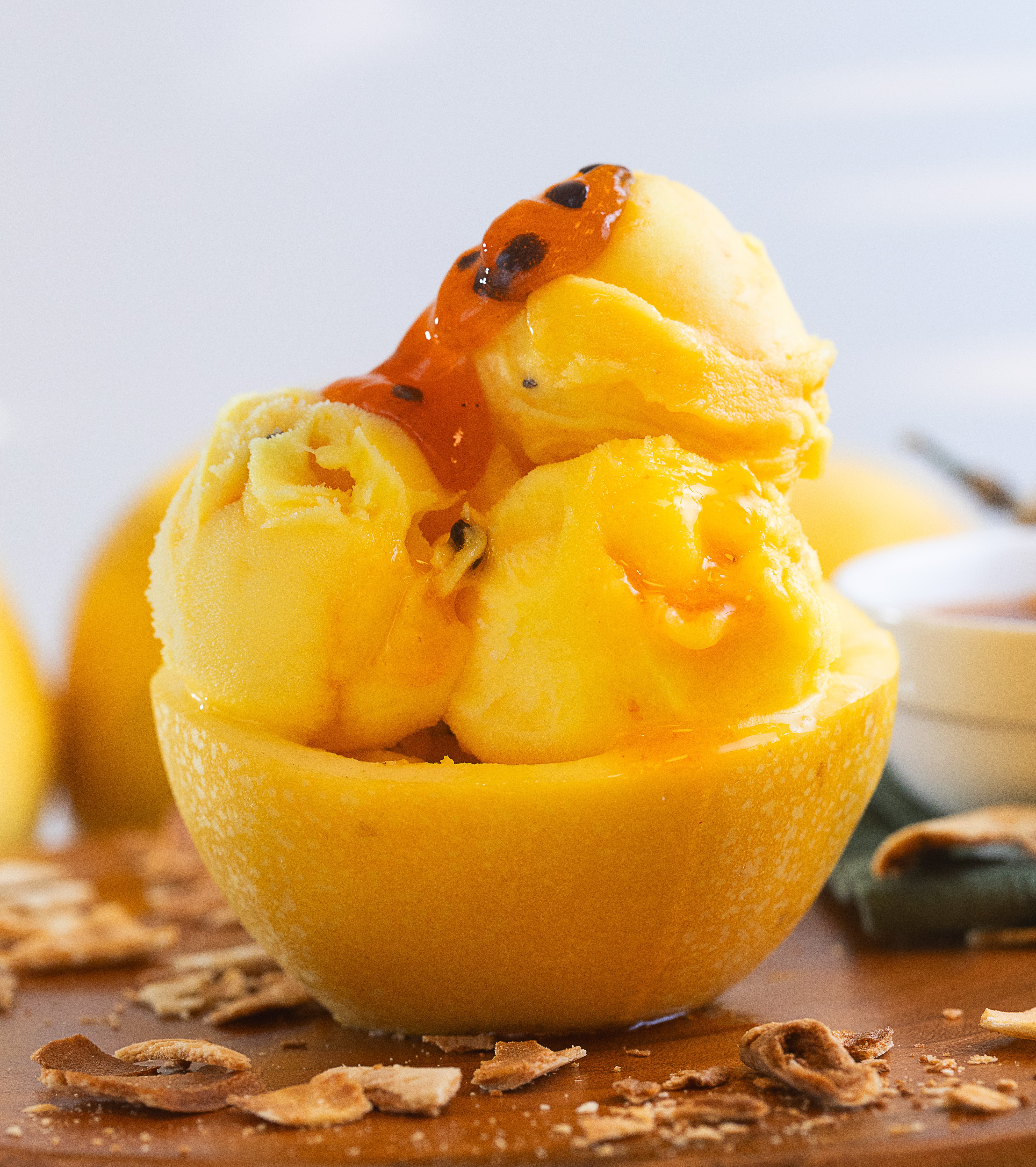 foto de sorvete de maracuja com frutas ao fundo