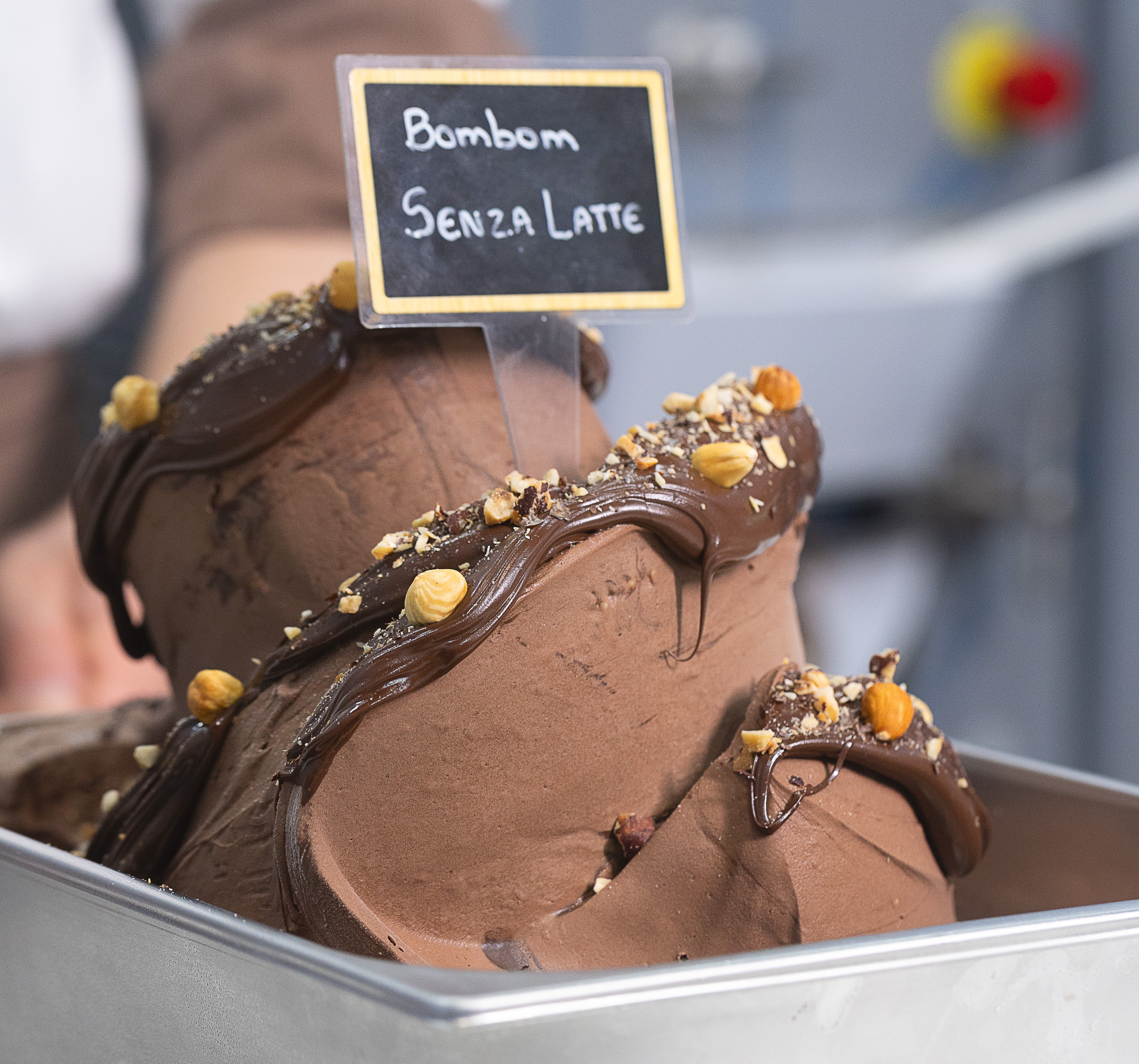 foto de uma cuba de gelato de chocolate e avelã sem lactose e sem ingredientes de origem animal