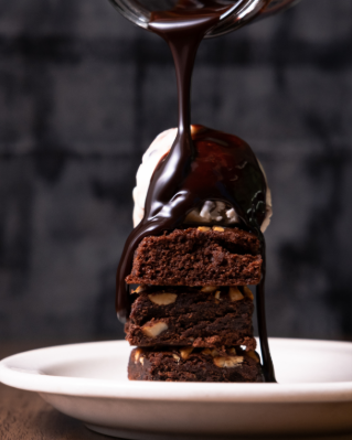 Brownies empilhados com sorvete de baunilha e calda de chocolate 