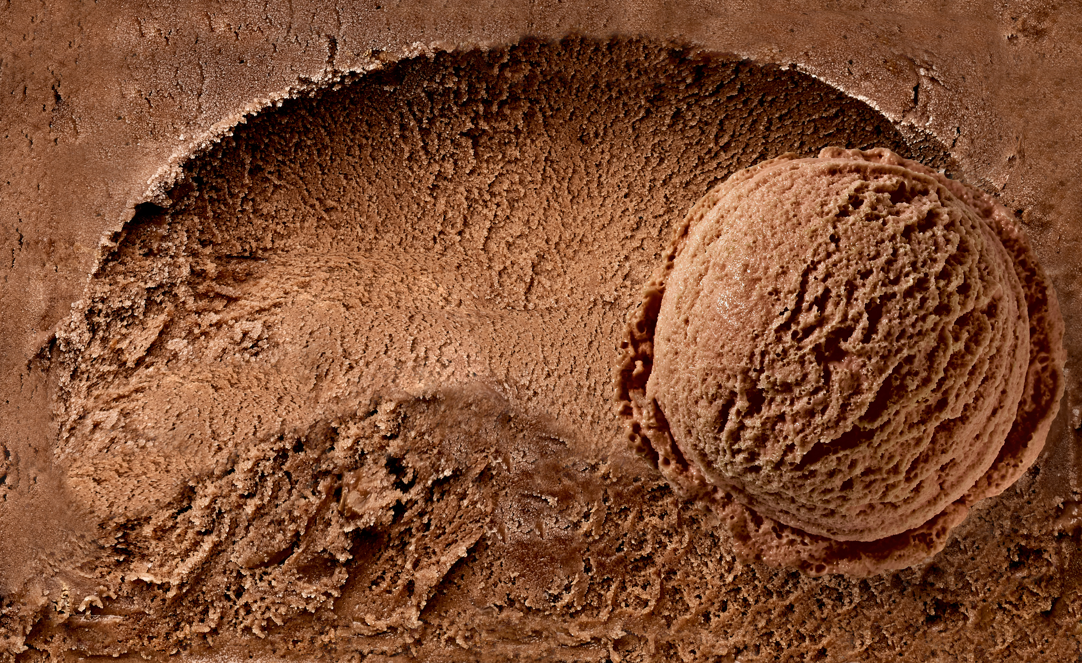 sorvete de chocolate sendo boleado com baixa viscosidade