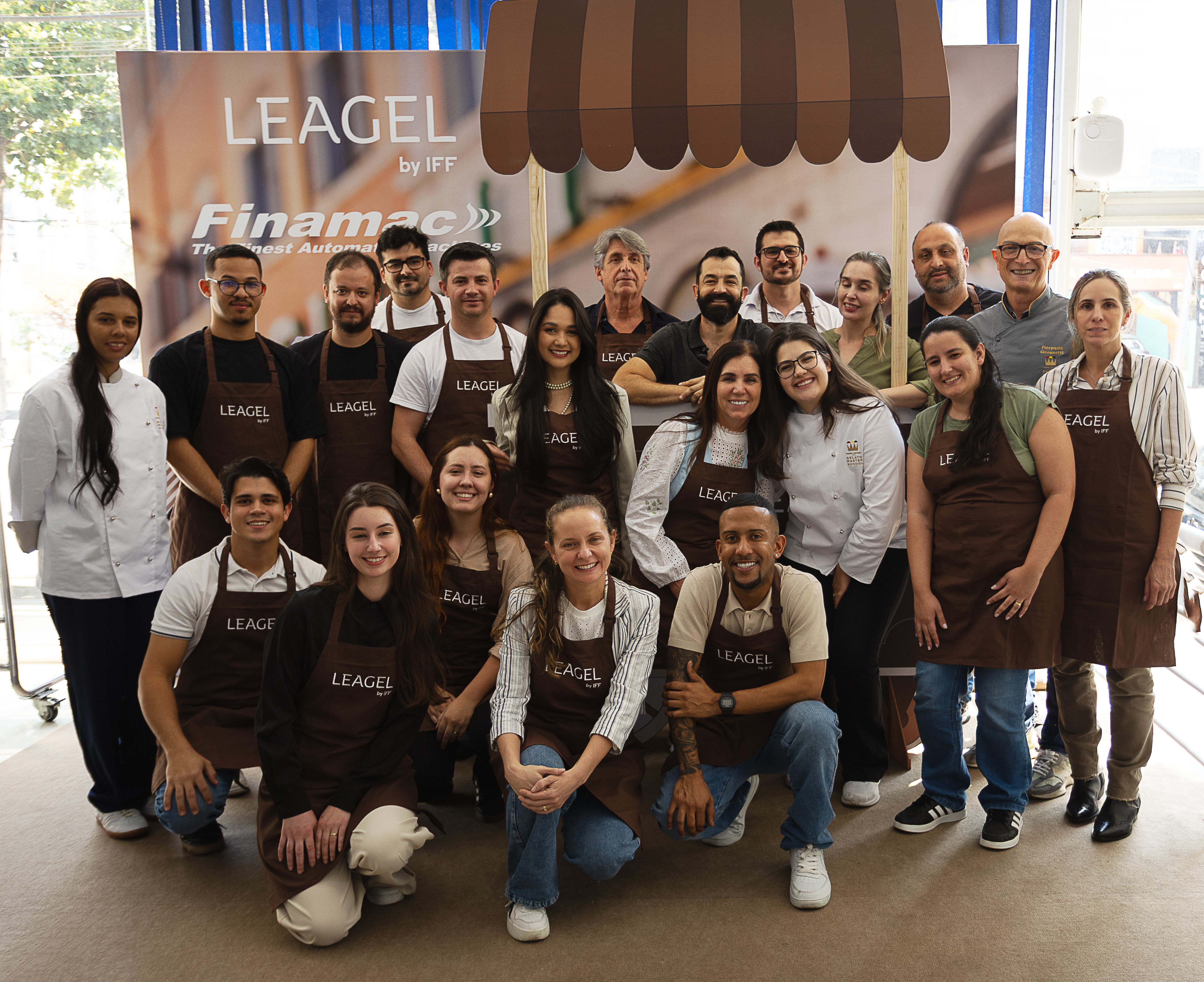 Alunos que participaram do curso de gelato juntos com o maetro gelatiere numa foto 