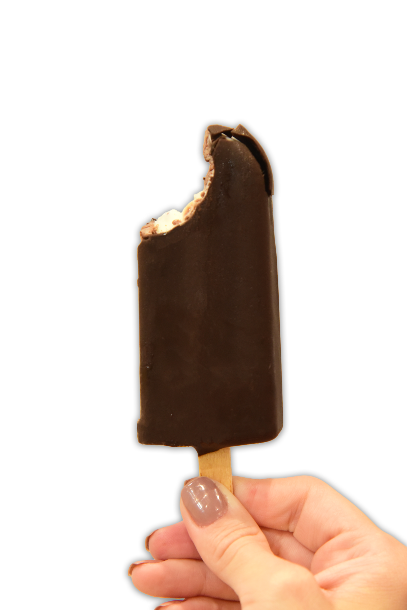 Picolé de chocolate mordido e recheado com trufa branca com framboesas
