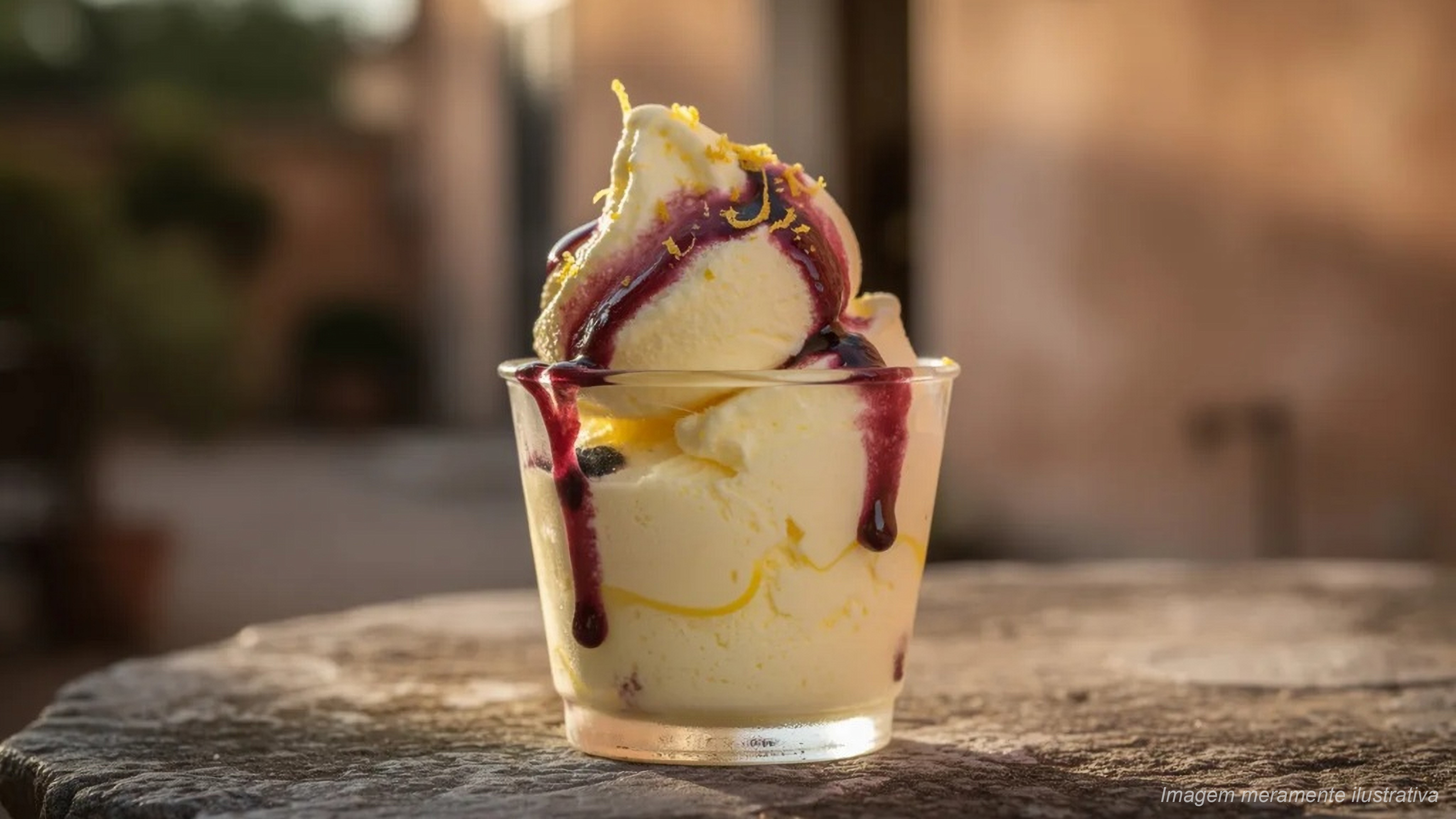 Imagem ilustrativa de um copo com gelato de limão siciliano, coberto por trufa de limão siciliano e variegato de frutas do bosque