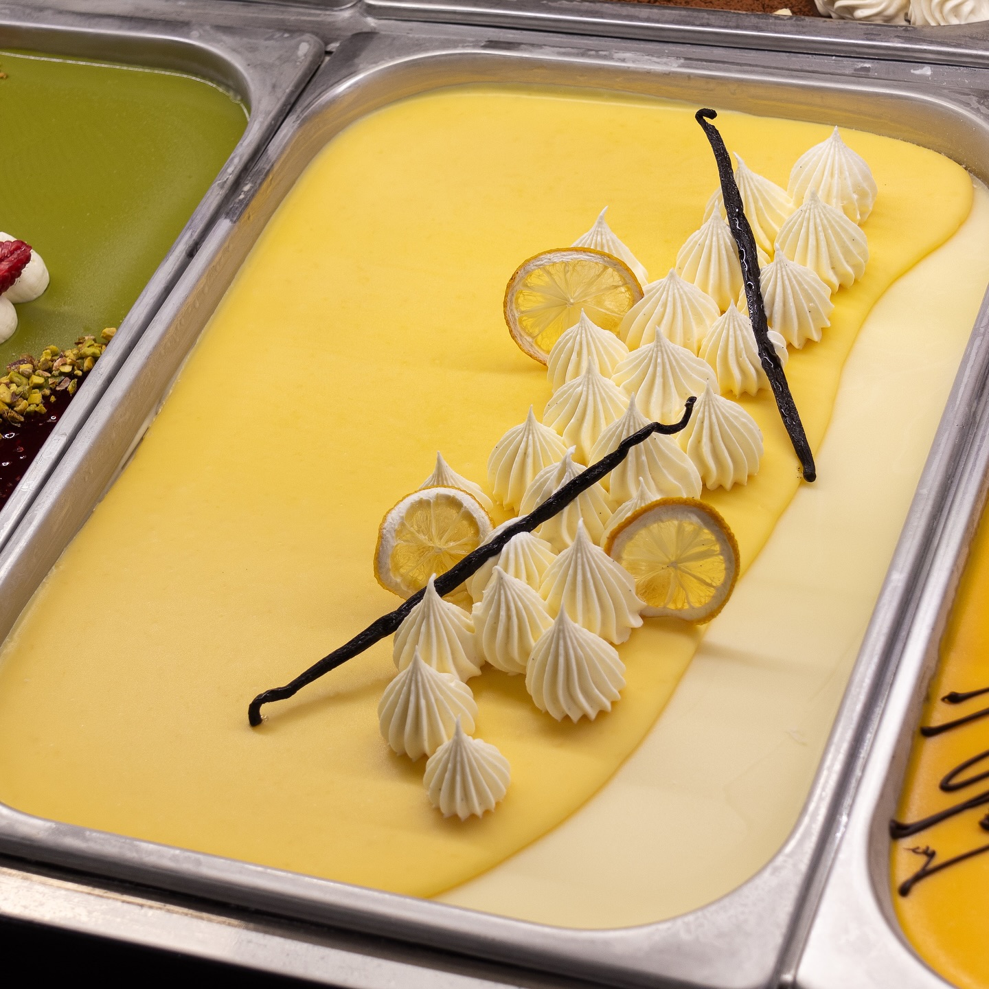 Foto de um gelato de limão siciliano com aparência fresca e cremosa